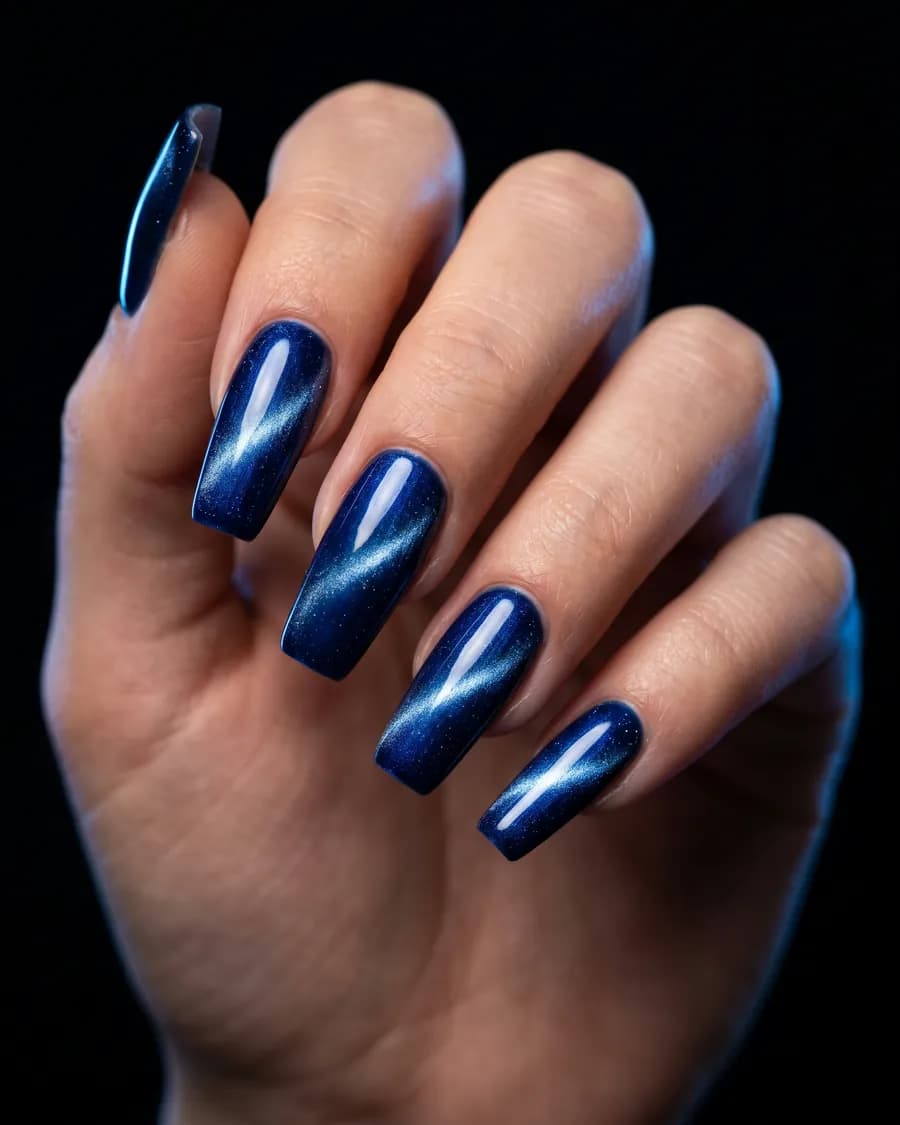 Saphir Nuit — Bleu profond traversé d'un éclat. L'effet pierre précieuse, en plus long.