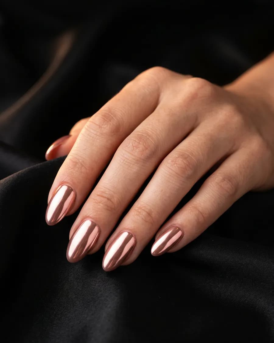 Rose Gold Miroir — Le chrome rose doré sur amande. Un reflet liquide qui change à chaque mouvement de main.