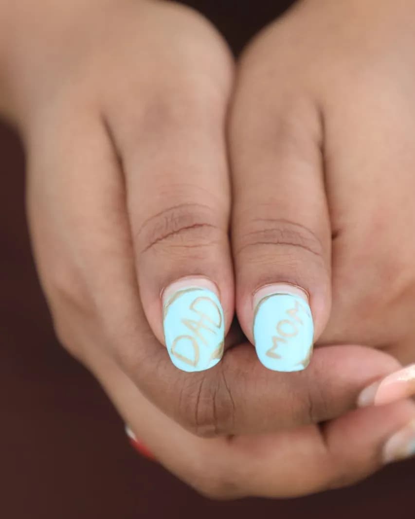 Ciel — Un bleu doux et un motif nuageux sur deux ongles.