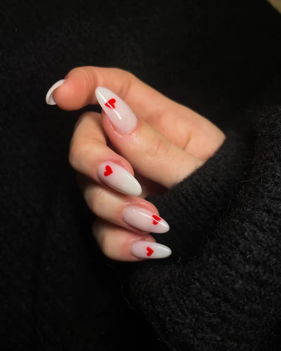 Petits Cœurs — Base blanche, un cœur rouge par-ci par-là. Simple, et ça marche toujours.
