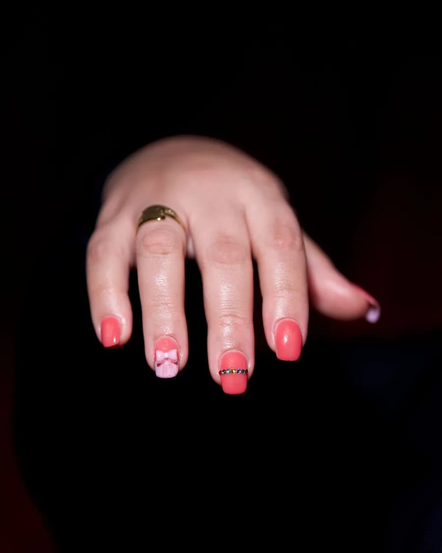 Corail — Un corail lumineux avec un décor fin. La couleur des jours qui vont bien.