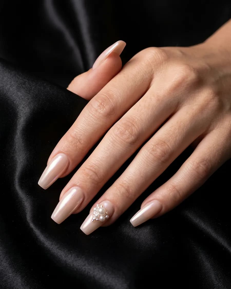Nude Cristal — Un nude sobre relevé d'une composition de cristaux sur un ongle.