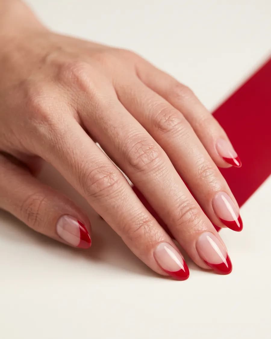 Tips Cerise — Le liseré passe au rouge cerise sur base transparente. Graphique et net.