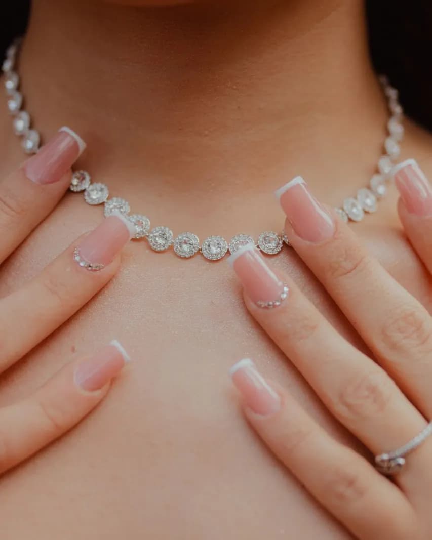 French Couture — Une french fine et lumineuse, pensée pour les soirées.