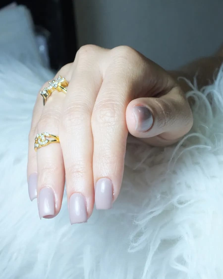 Nude Couture — Le nude posé, sans effet. Celui des mains qu'on remarque quand même.