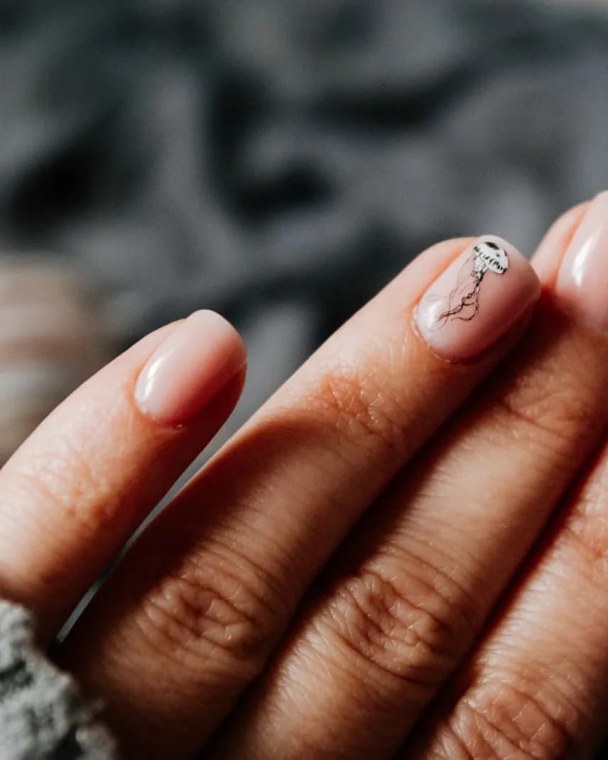 Trait d'Encre — Un seul trait noir sur nude. Le minimum d'intervention, le maximum d'effet.