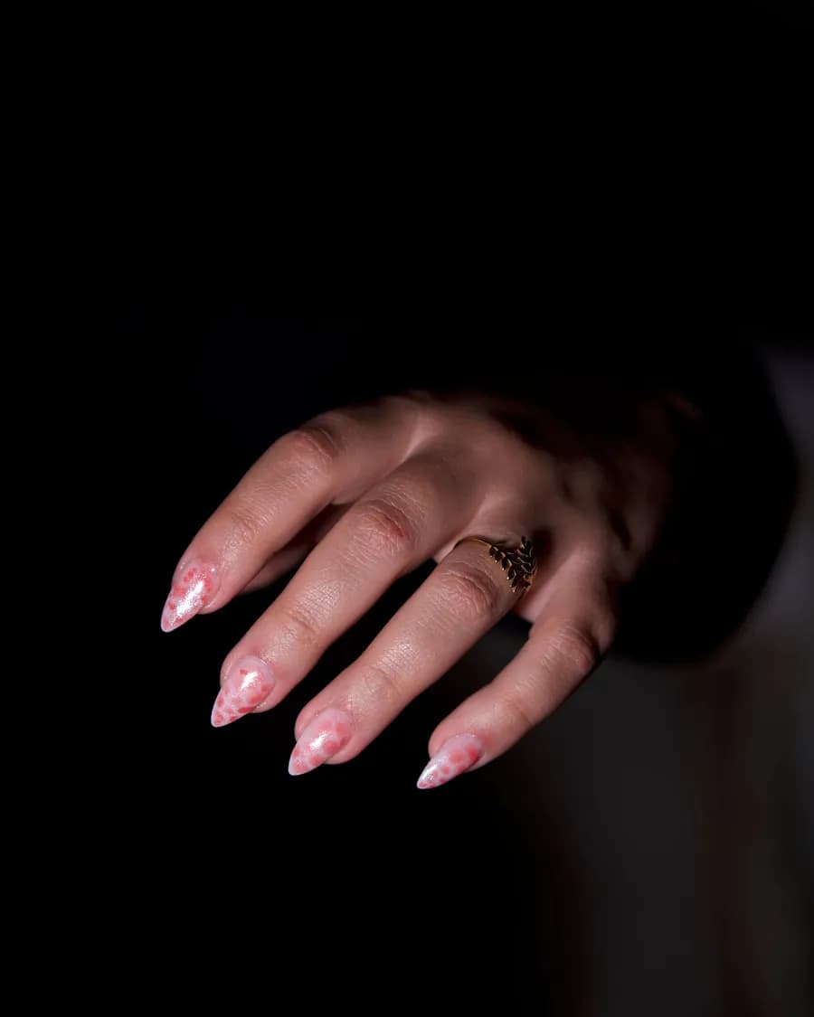 Nude Nuit — Un nude tiède photographié dans l'ombre. Sobre, jamais fade.
