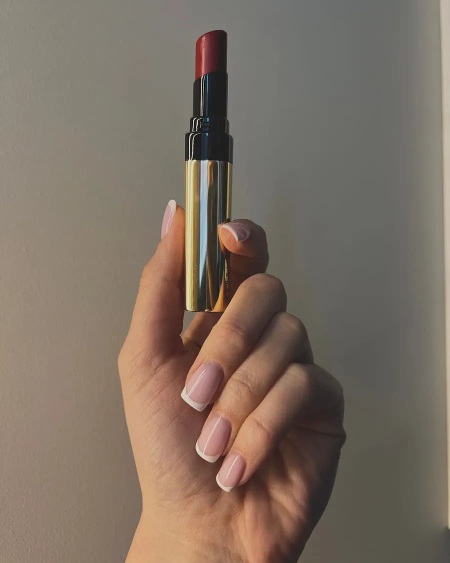 Nude & Rouge — Le nude parfait, celui qui laisse le rouge à lèvres parler.