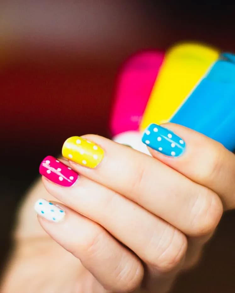 Confettis — Un ongle, une couleur, un motif. Rien ne se ressemble.