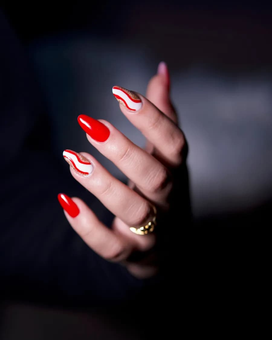 Volutes Rouges — Des courbes rouges peintes à main levée sur base laiteuse.